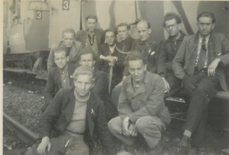 Klaar voor vertrek naar Nederland. Achterste rij rechts: Willem Bustraan, links naast hem: Freek Bustraan; daarnaast Ad van Sluijs